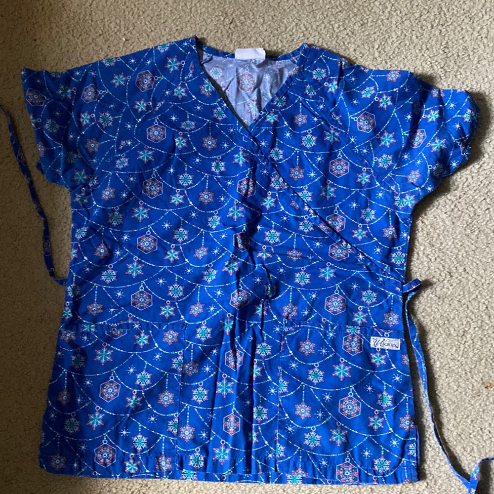 Scrub top size small